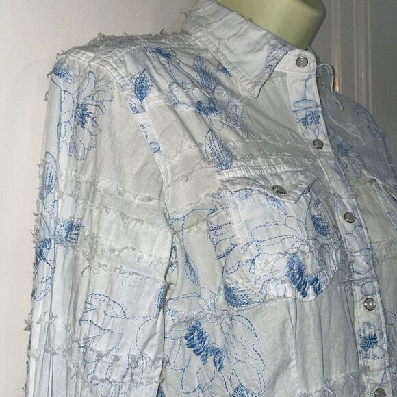 Vtg 90s/Y2K Ariat white torn ribbon snap front shirt with blue floral embroidery - Picture 5 of 9